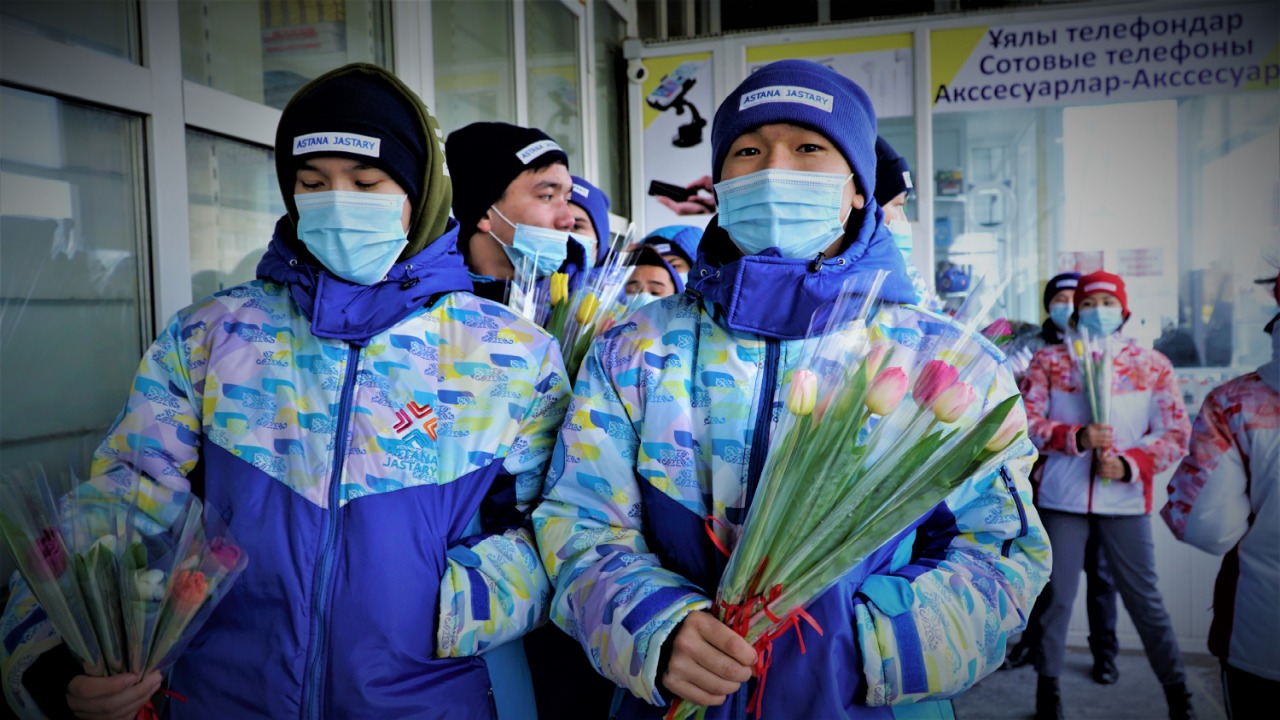 Более 600 тюльпанов раздадут волонтеры женщинам, работающим на рынках столицы