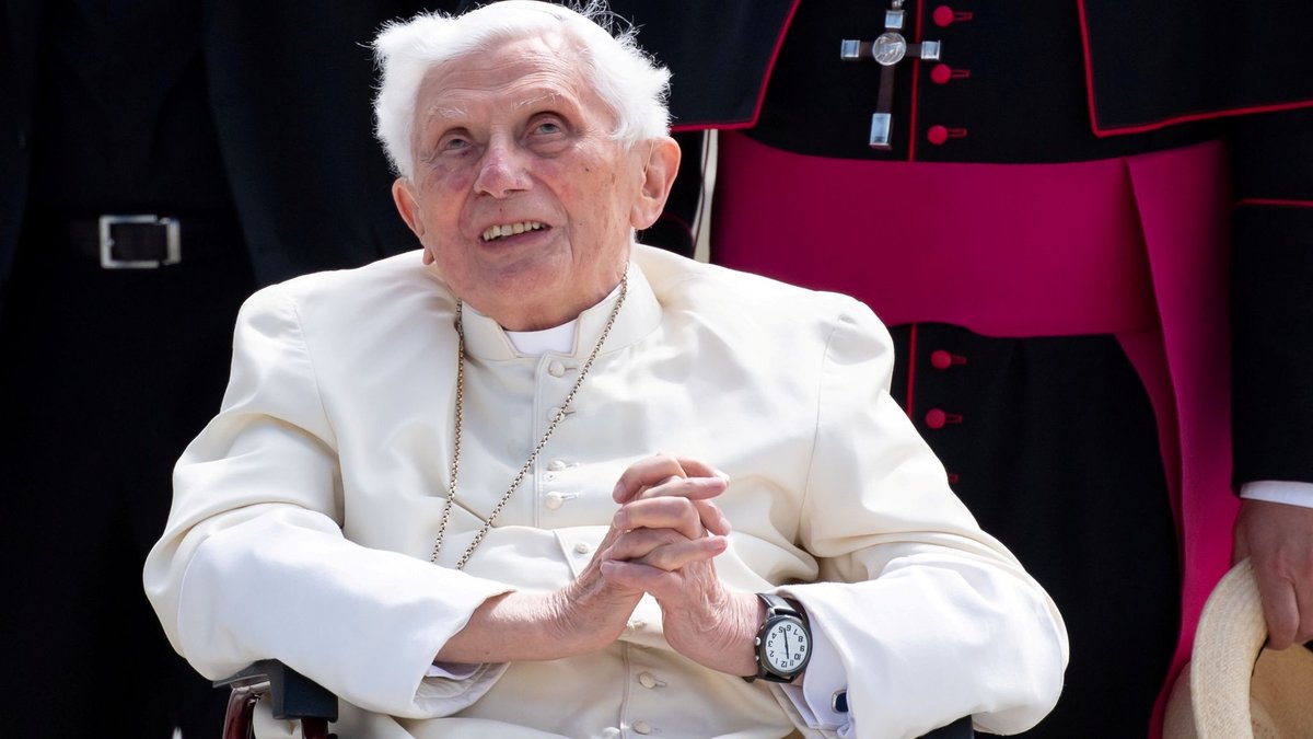 Бывший папа римский Бенедикт XVI в тяжелом состоянии
