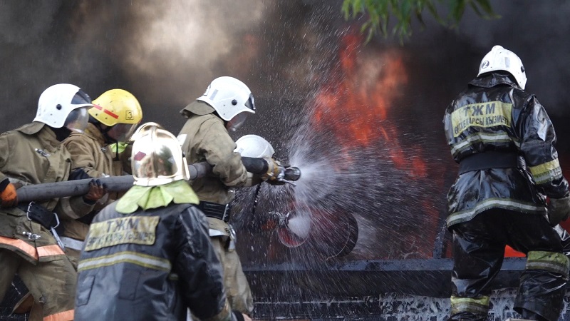 В центре Алматы горит жилой дом 