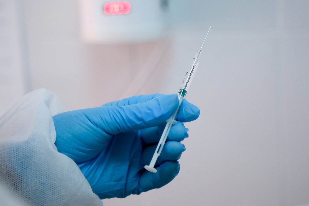 Китай одобрил еще одну вакцину от COVID-19 для экстренного применения  