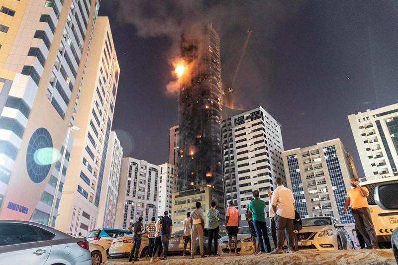 Семь человек пострадали из-за пожара в небоскребе в ОАЭ  