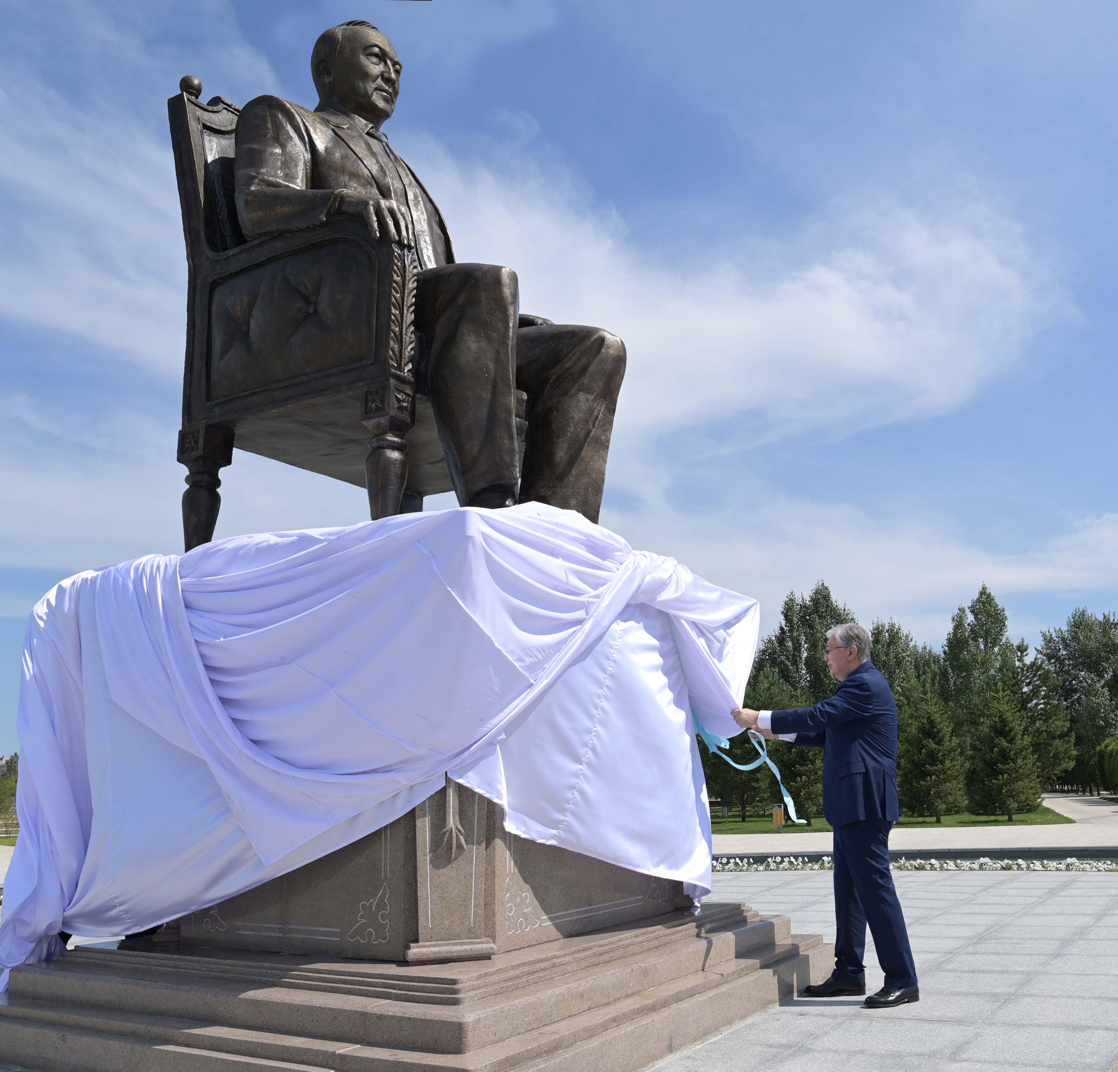 Касым-Жомарт Токаев принял участие в церемонии открытия памятника Нурсултану Назарбаеву