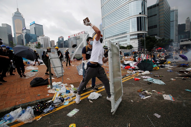 Полиция Гонконга применила силу против участников демонстраций  