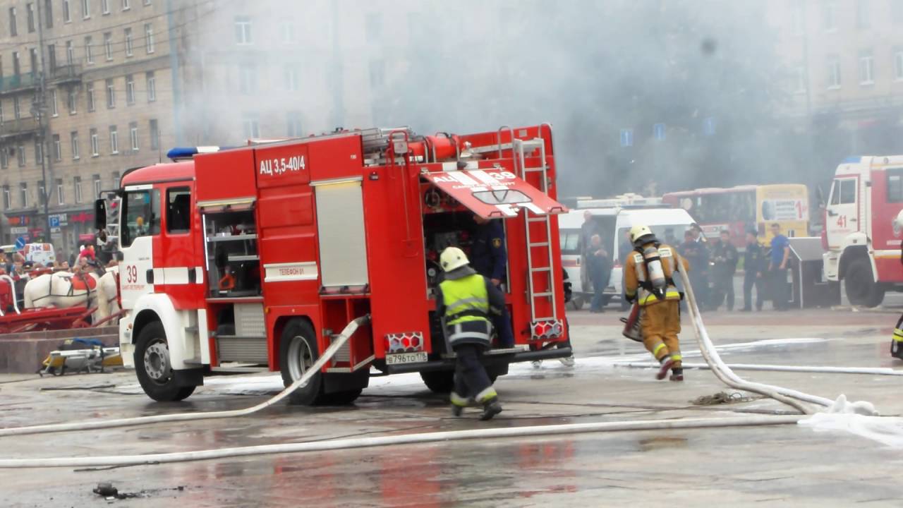 В Санкт-Петербурге горит крупный супермаркет 