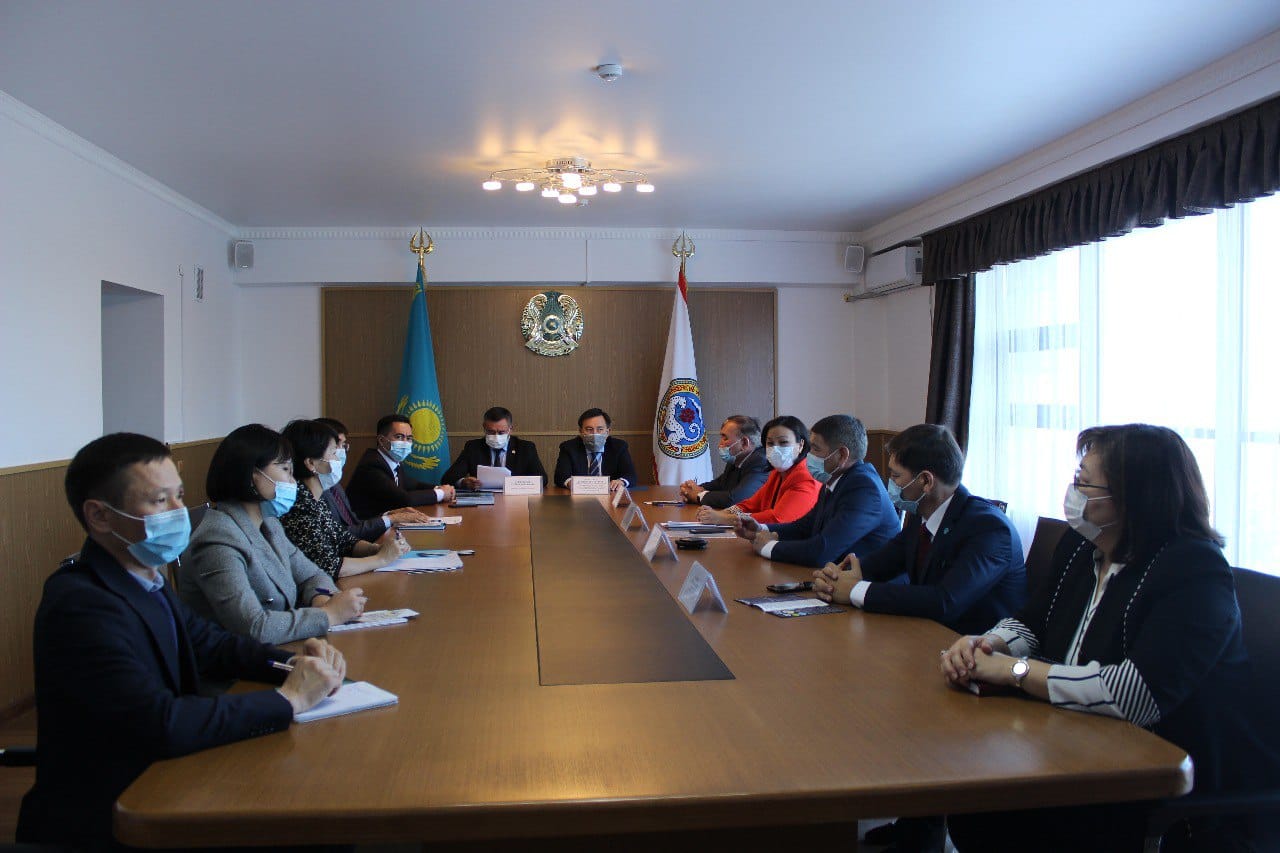 В Алматы прошла встреча с почетными государственными служащими  
