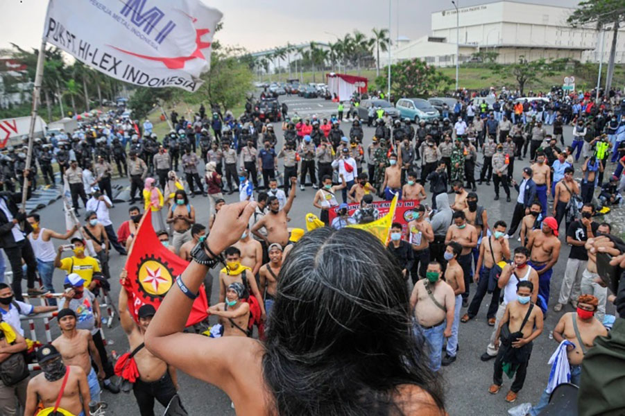 В Индонезии проходят массовые протесты против нового трудового законодательства  