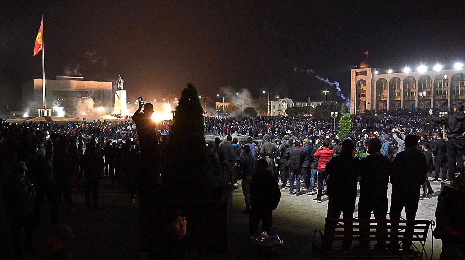 Ночь в Бишкеке в условиях режима ЧП прошла спокойно 