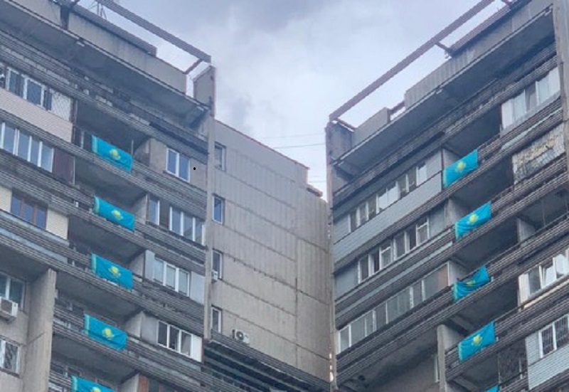 Алматинцы украсили многоэтажки флагами