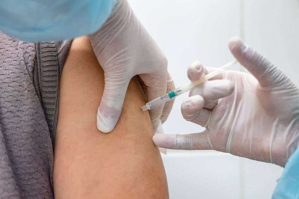 Бустерная доза вакцины усиливает защиту от коронавируса  
