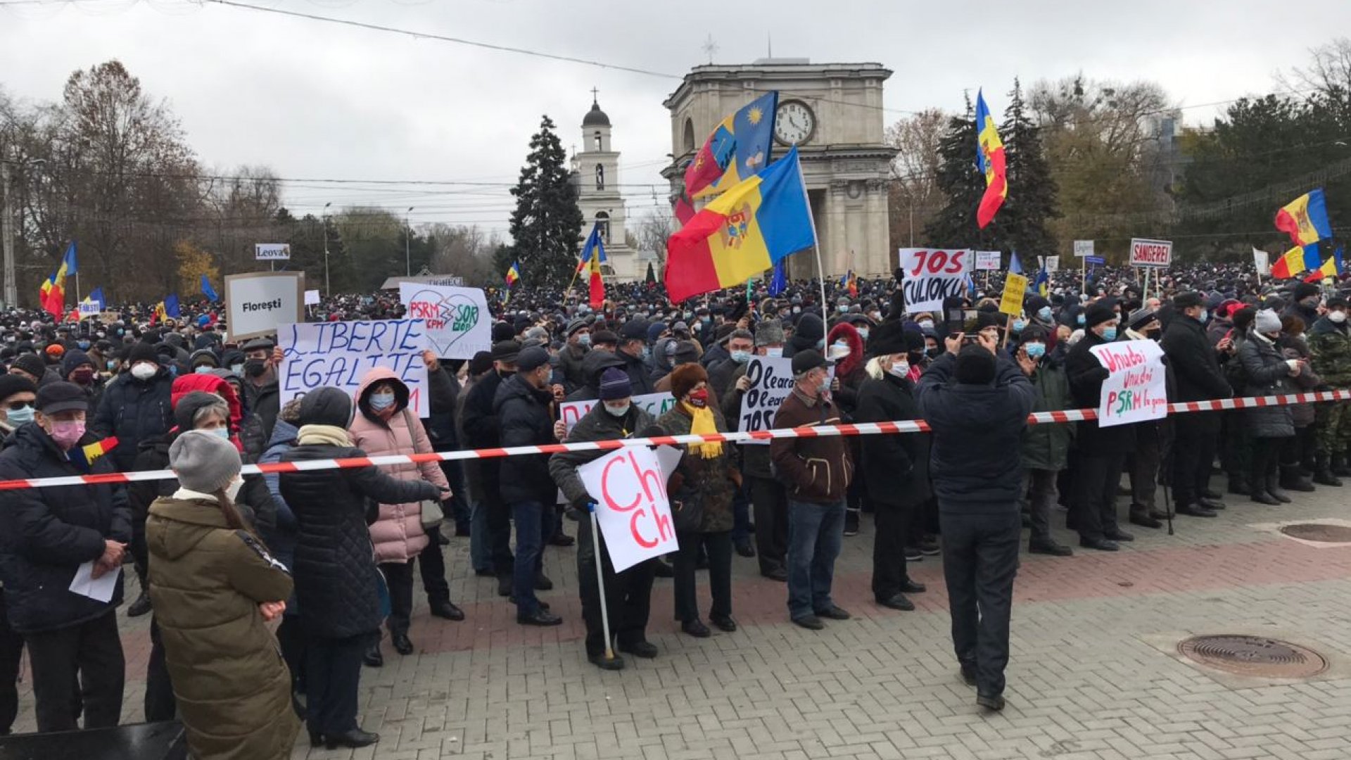 В центре Кишинева началась акция протеста сторонников Санду