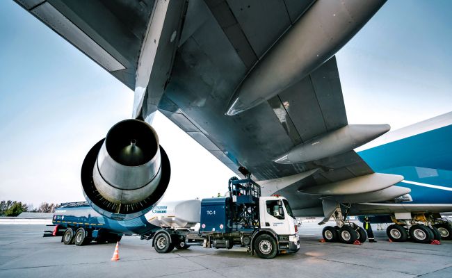 Водитель аэропорта Актау продал тысячи литров авиатоплива 