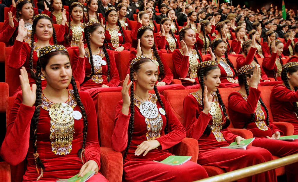 Женщины и девочки Туркменистана получат по $3 на 8 Марта