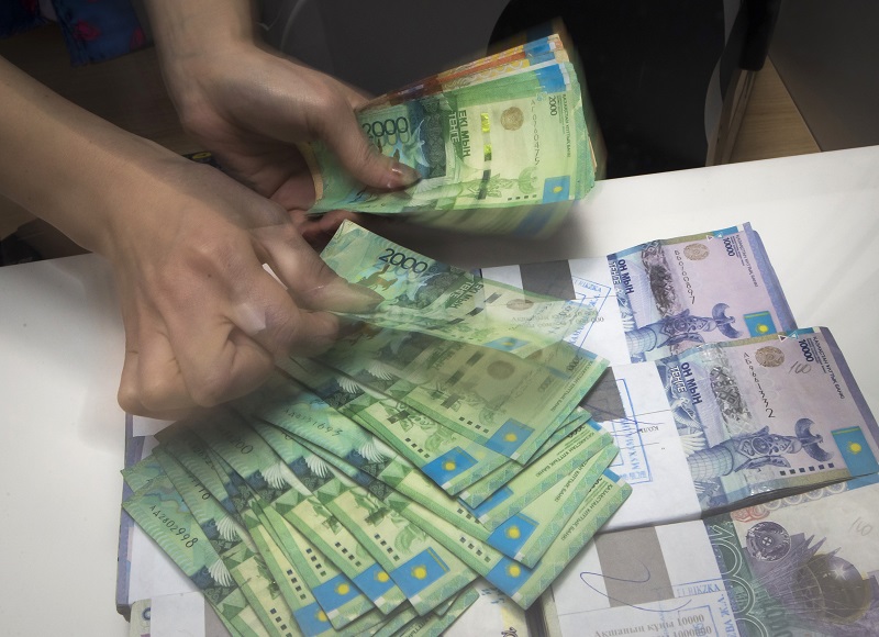 В Казахстане системы денежных переводов "теряют" рынок  