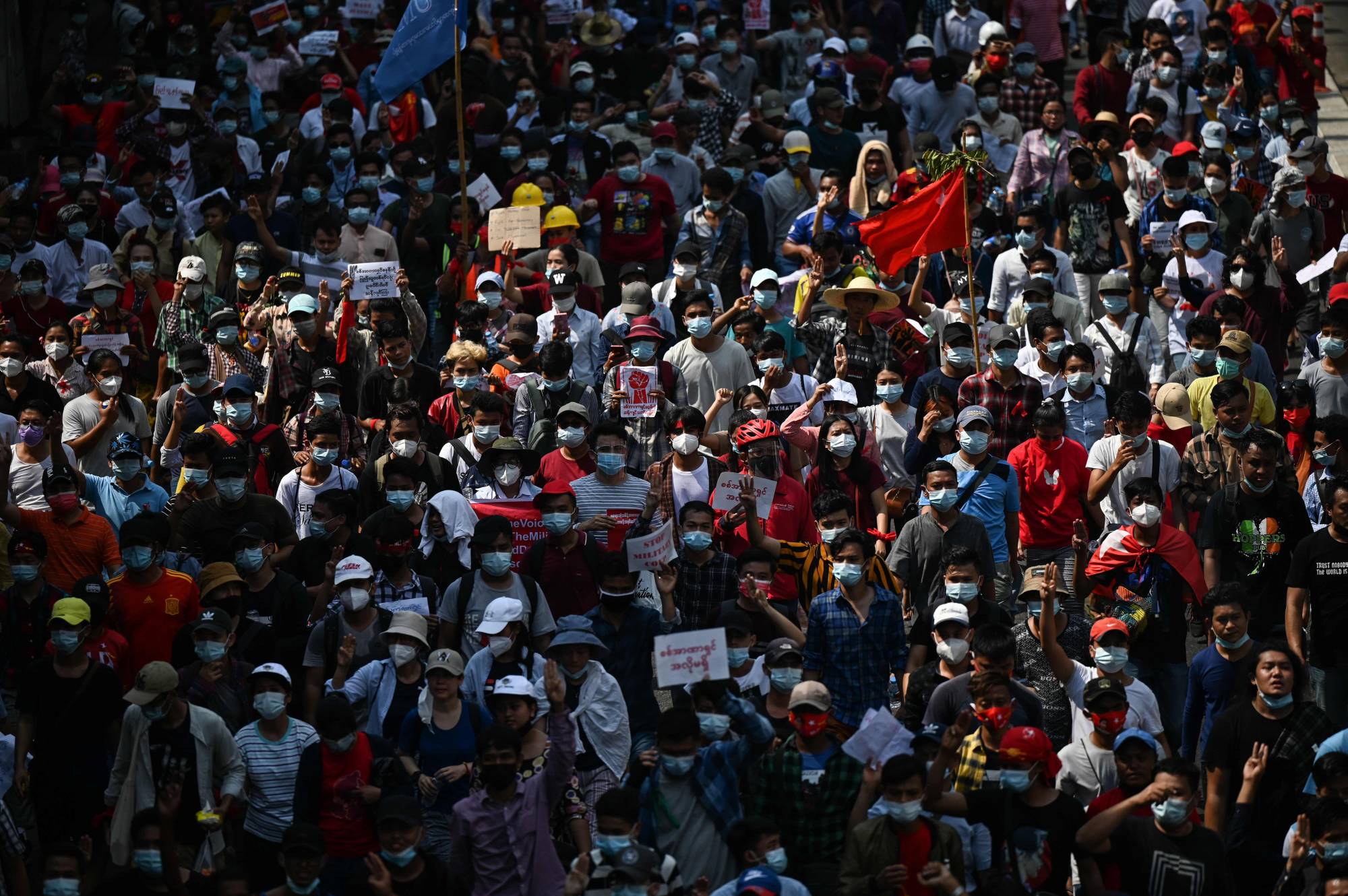 В крупных городах Мьянмы вновь прошли многотысячные акции протеста  