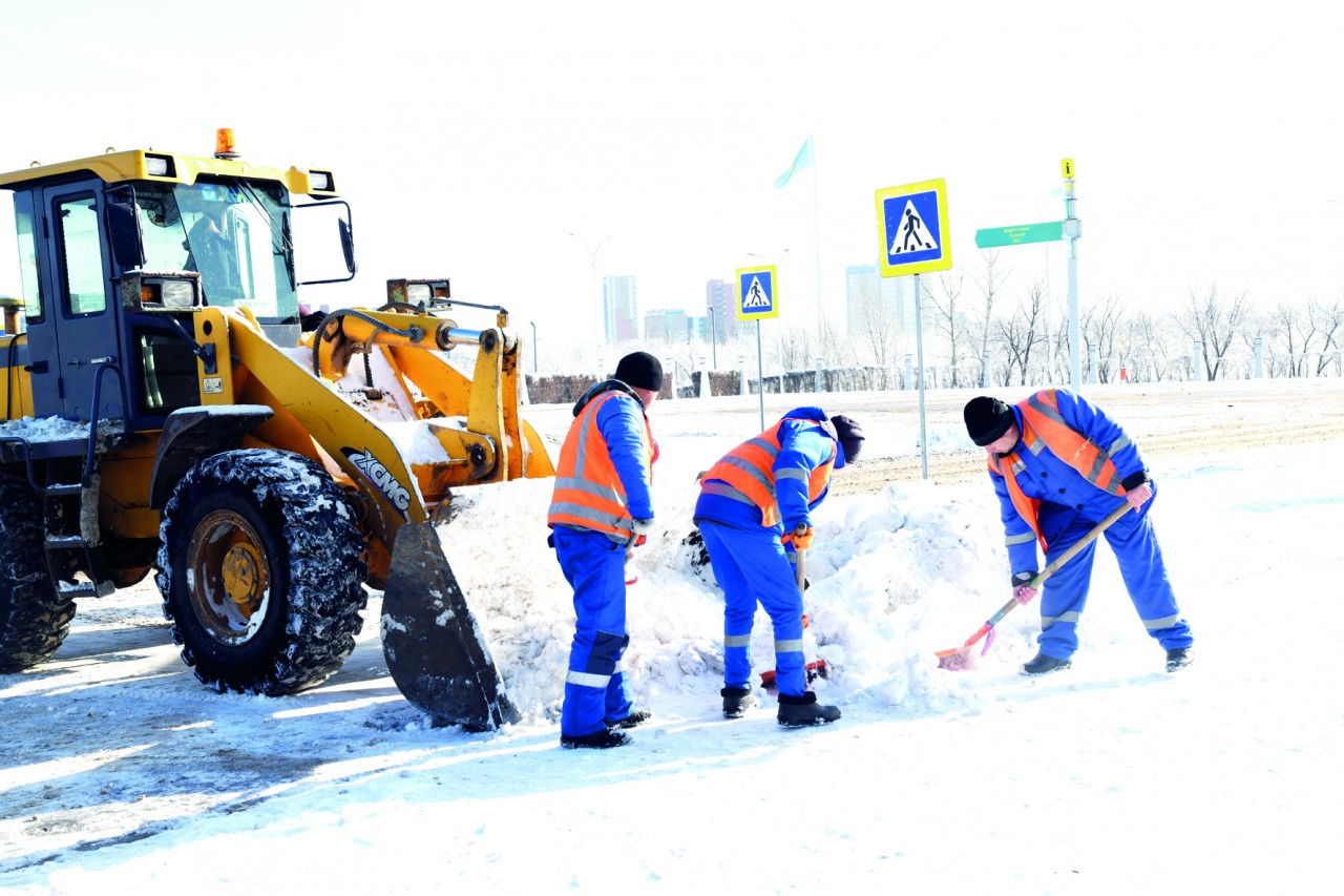 Нур-Султан от снега убирали более двух тысяч рабочих  