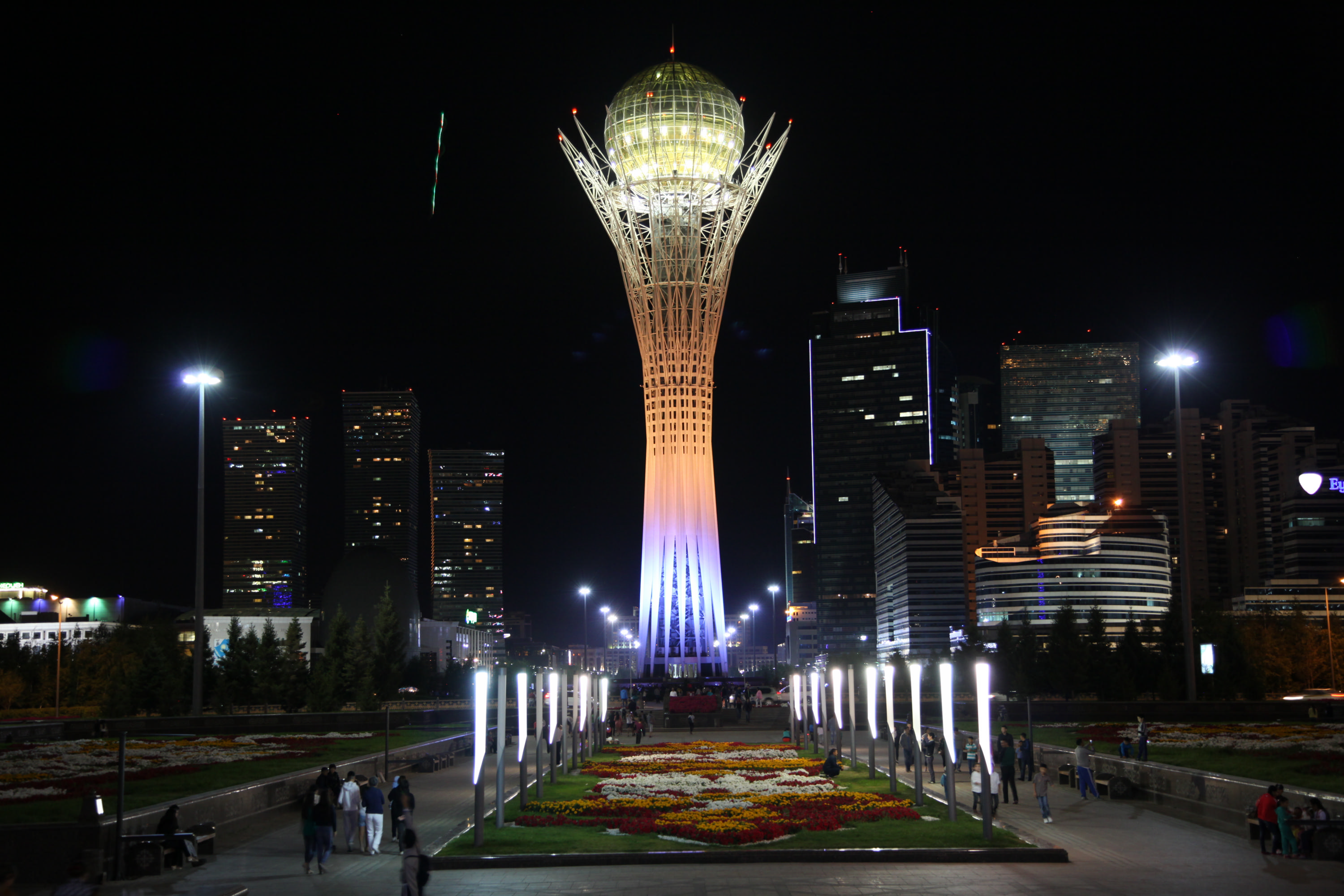 Город национального значения. Монумент Астана-Байтерек. Байтерек Астана. Казахстан башня Байтерек. Байтерек Астана ночью.