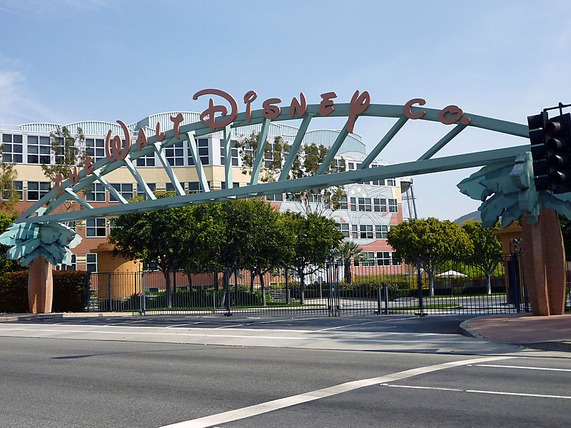 Руководство Disney не будет выплачивать зарплаты почти половине сотрудников  