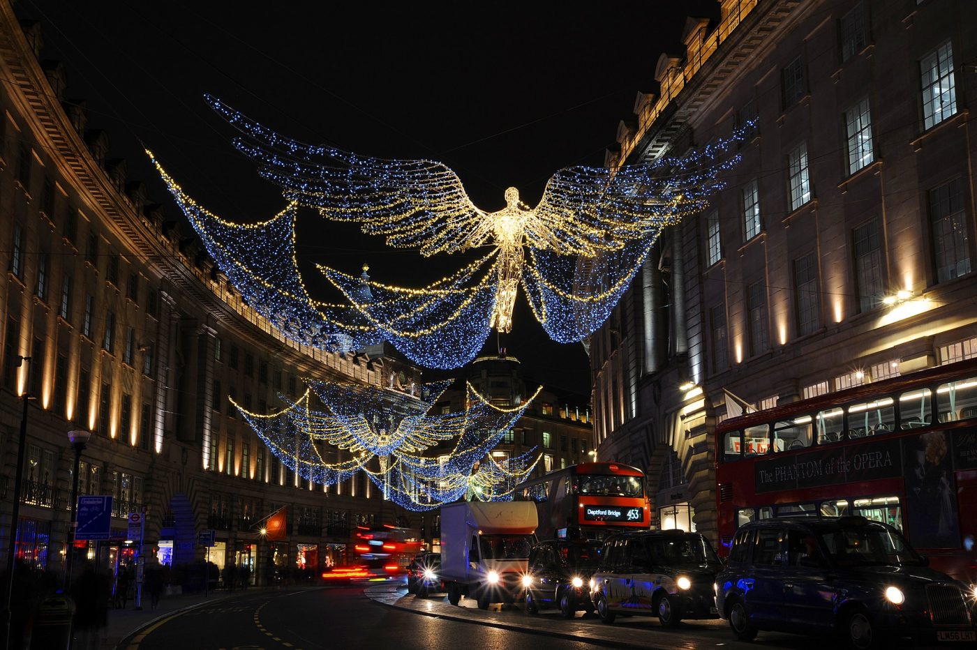 На улицах Лондона зажгли одновременно более миллиона рождественских огней