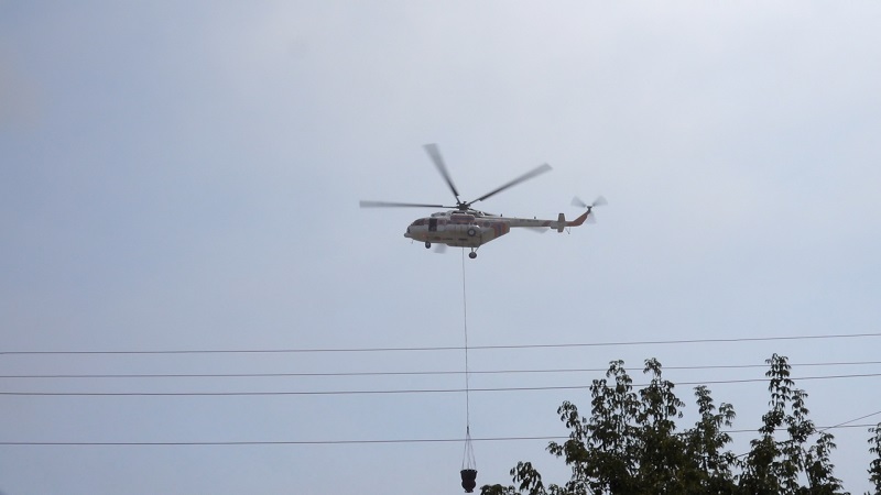 Вертолет привлечен к тушению пожара на складах в Алматы   