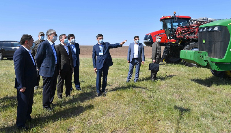 Токаев ознакомился с ходом весенних полевых работ в Акмолинской области