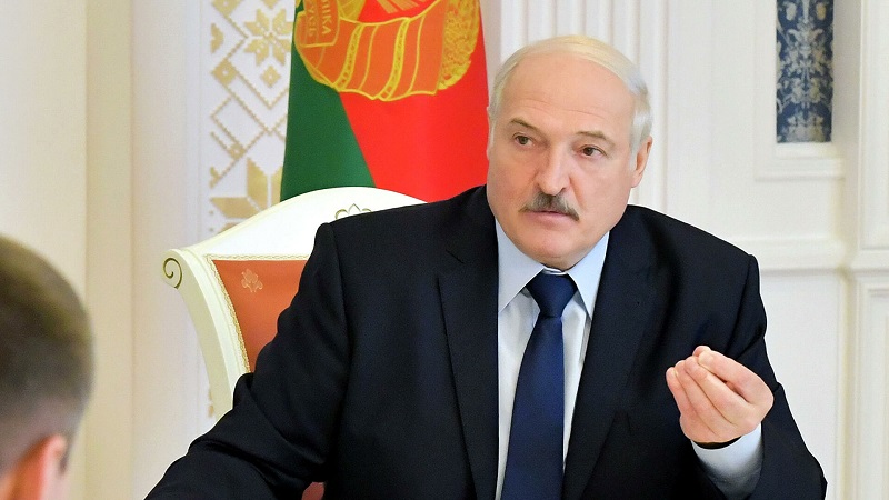 Лукашенко заявляет, что не отдаст власть  