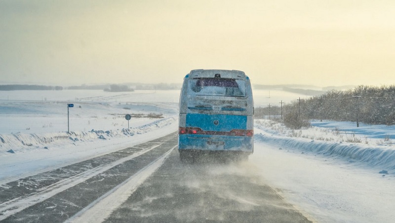 Автобус с девятью пассажирами слетел в кювет из-за метели в Нур-Султане  