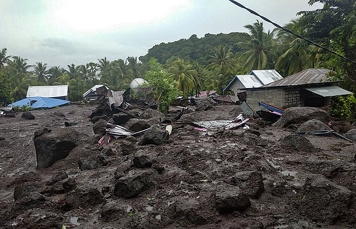 Названо число жертв наводнений и оползней в Индонезии и Восточном Тиморе  