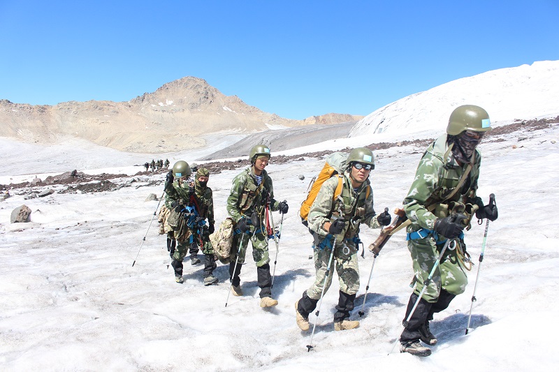 Поиск казахстанских альпинистов не могут начать из-за погоды   