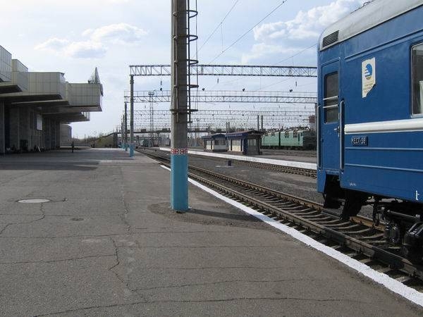 Три пассажирских поезда задержаны на юге Казахстана