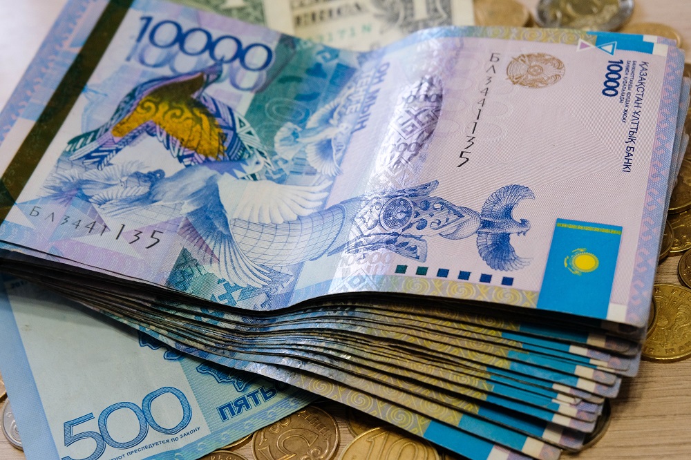 Казахстанцы стали чаще переводить деньги друг другу  