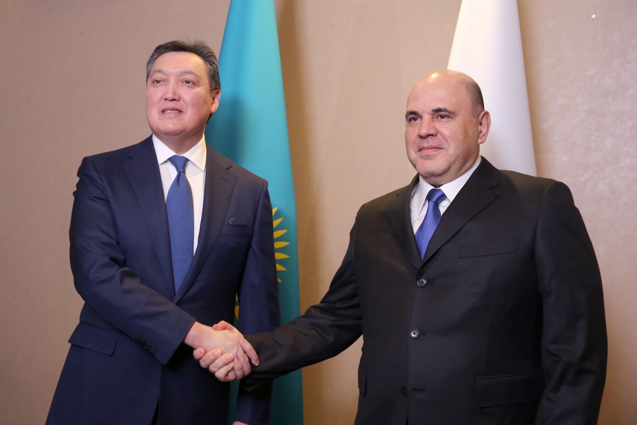 Главы правительств России и Казахстана обсудили борьбу с коронавирусом 