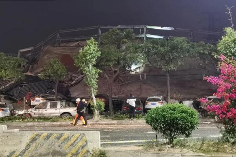 В Китае обрушилось здание гостиницы, десятки человек остаются под завалами   
