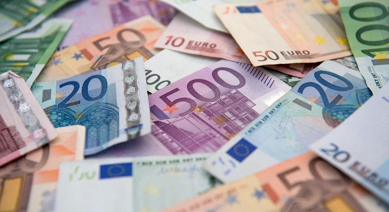 С начала года «чистые» продажи евро достигли уже 222 миллиарда в тенговом эквиваленте 