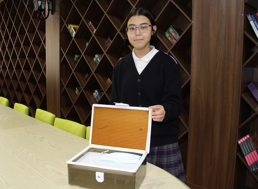 Казахстанская девятиклассница изобрела дезинфицирующее устройство медицинских масок