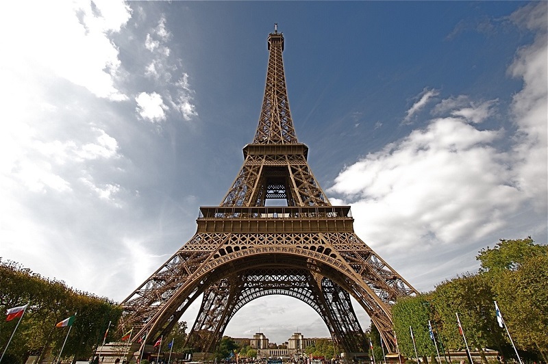 В Париже возобновляет работу Эйфелева башня   