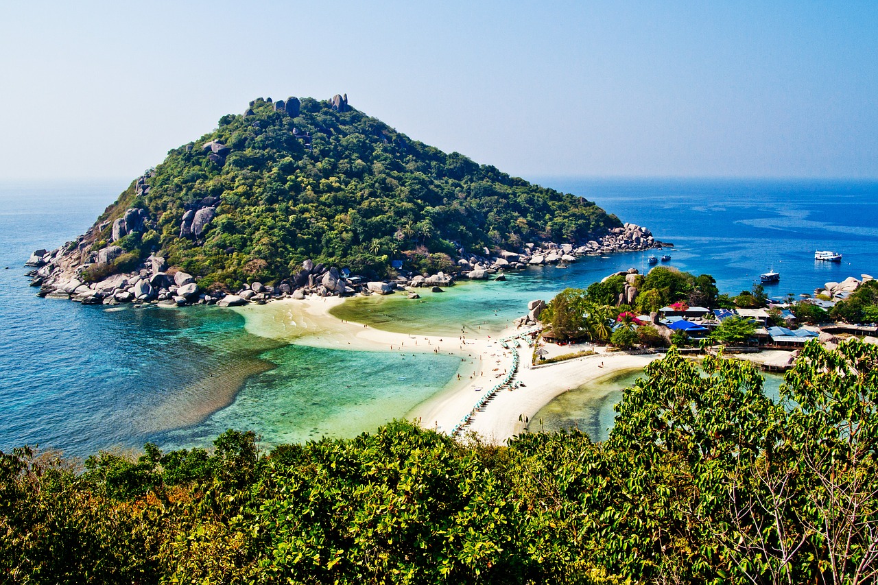 Таиланд разрешит привитым «Спутником V» приезжать на свои курорты