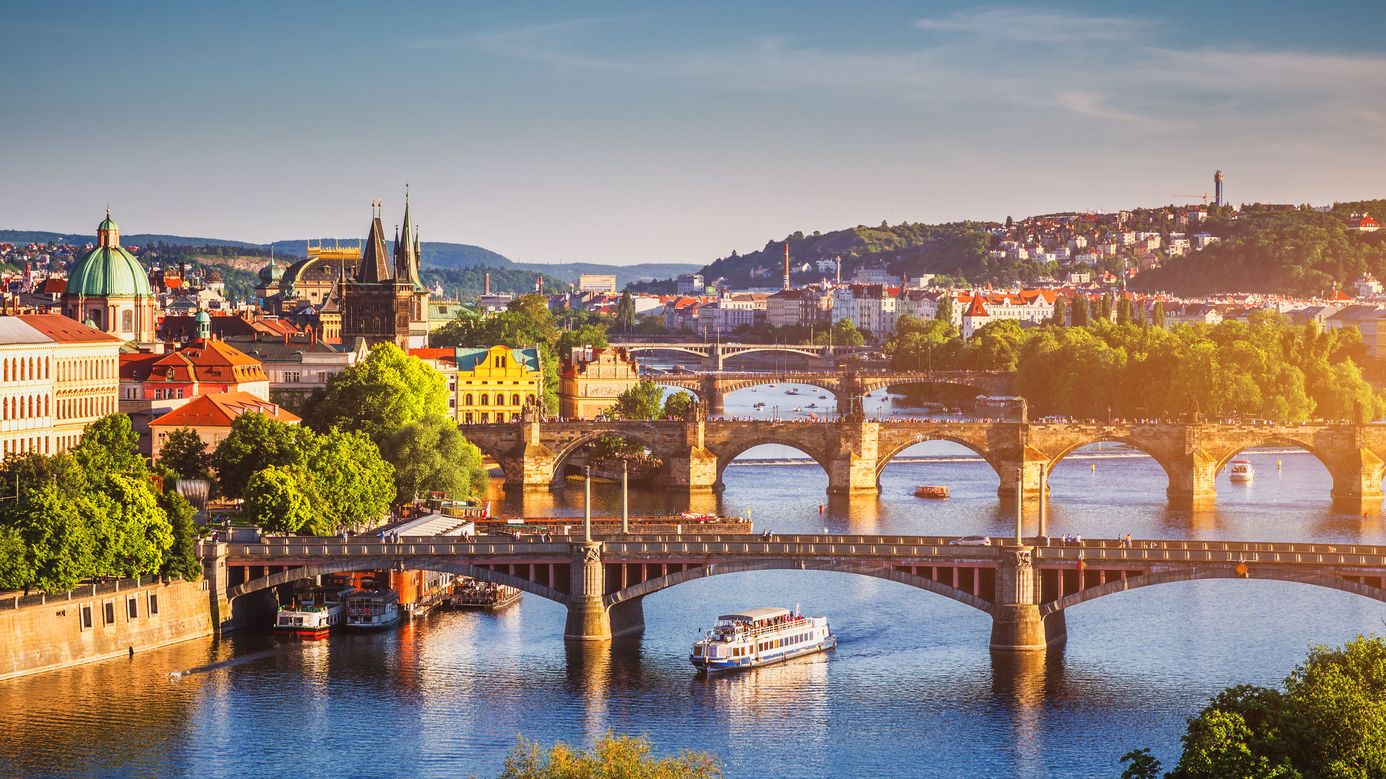 Чехия открывает границы для туристов из семи стран 