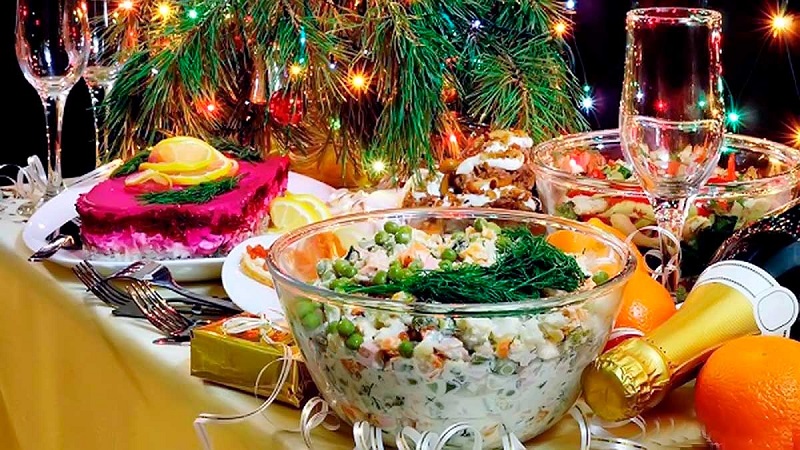 Названы самые популярные блюда на новогоднем столе у россиян  