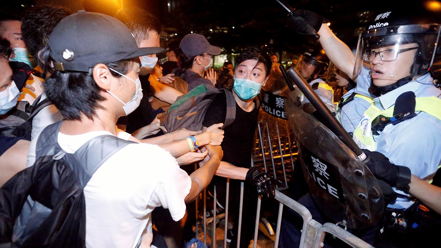 Из-за беспорядков власти Гонконга закрыли все правительственные офисы в центре города  