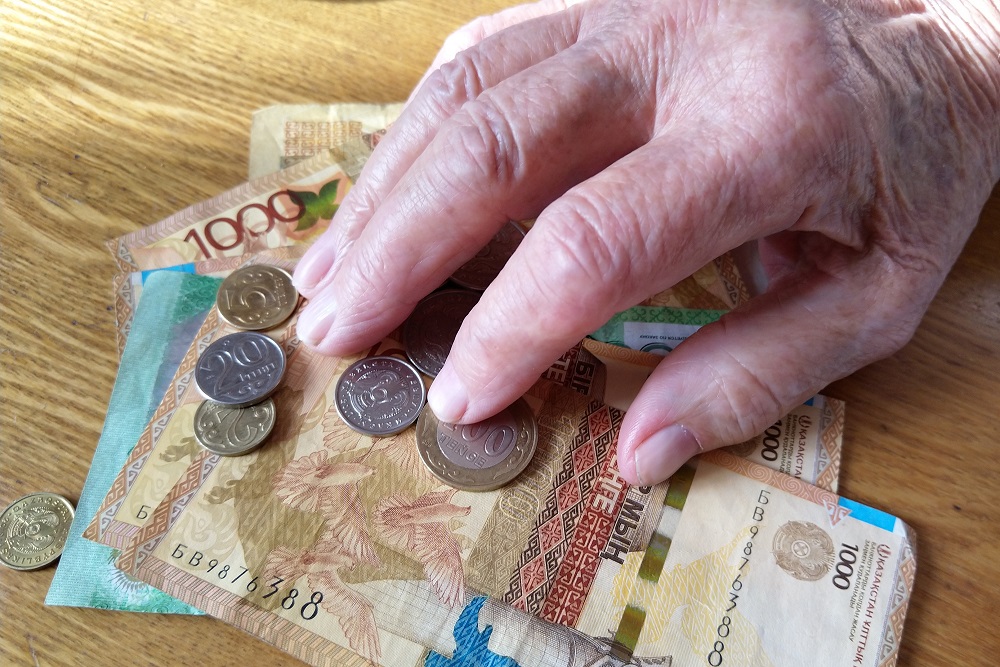Сколько казахстанцам выплатили пенсий  