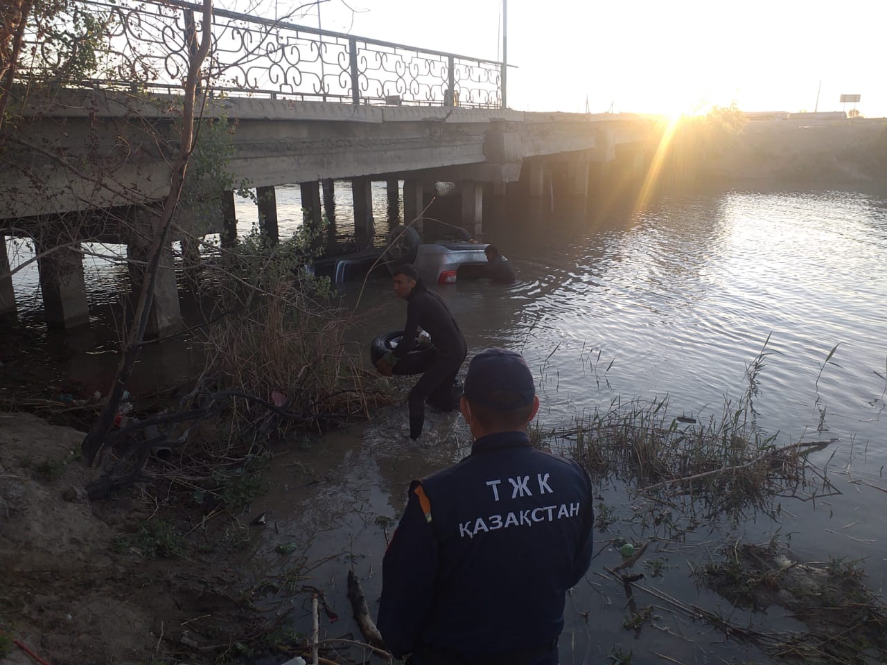 В Кызылординской области автомобиль слетел с дороги в канал   