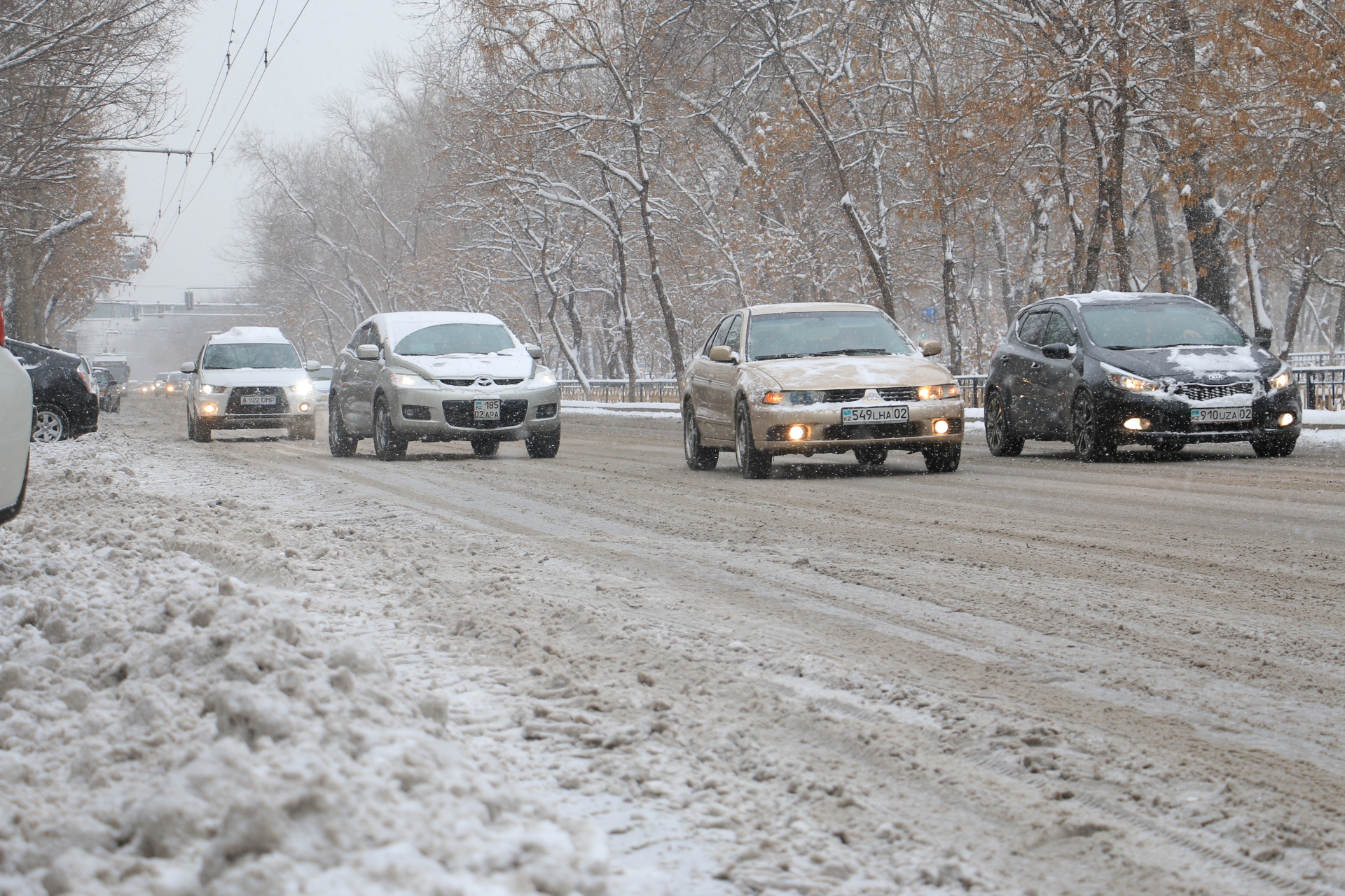 На уборку снега в Алматы вывели более 450 единиц спецтехники 