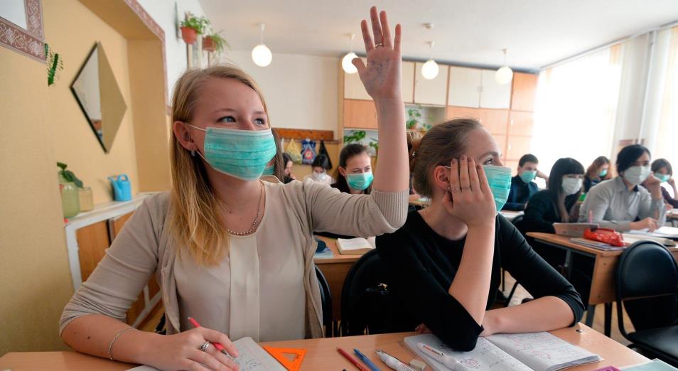 Коронавирус в Казахстане: старшеклассники пойдут в школу