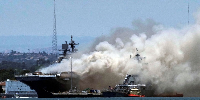 21 человек пострадал в результате пожара на судне ВМС США  