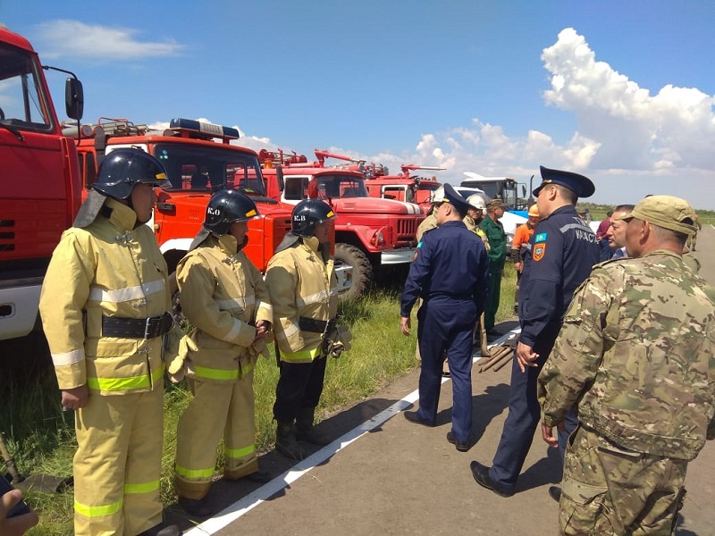 Вертолеты тушат пожар в природном парке в Павлодарской области   