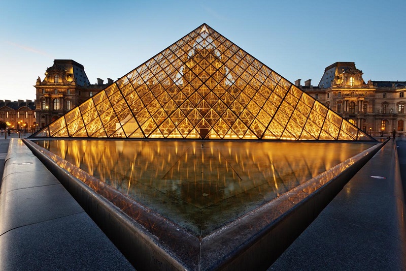 Посещаемость парижского Лувра снизилась в августе на 60%   