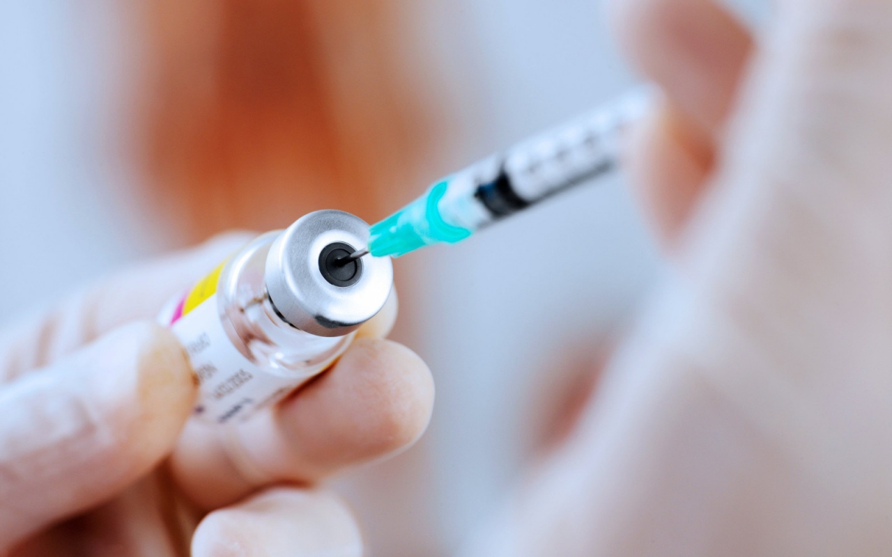 Какая страна начинает массовую вакцинацию от COVID-19  