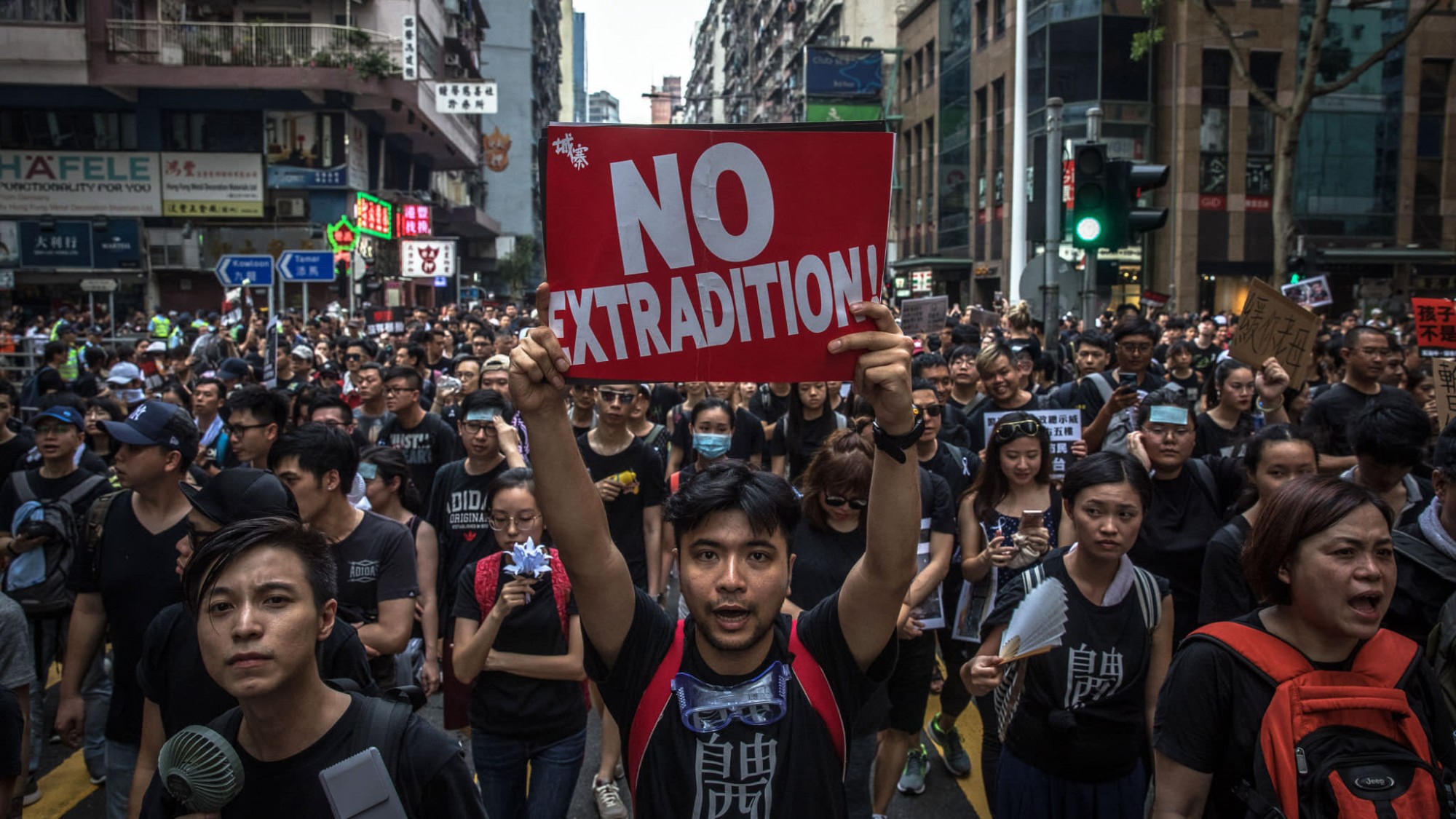 Протестующие в Гонконге разблокировали улицы, ведущие к правительственным учреждениям   