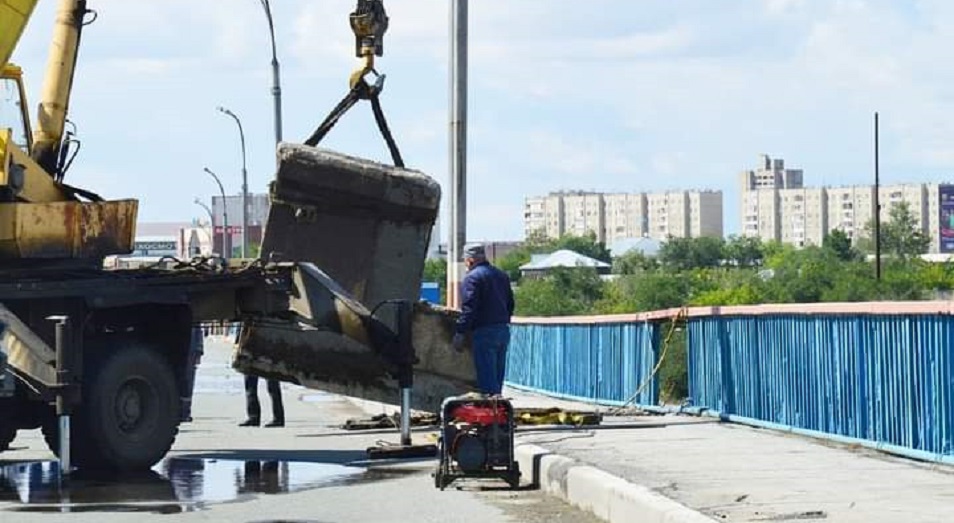 Разрушающийся мост в Семее "залатали"