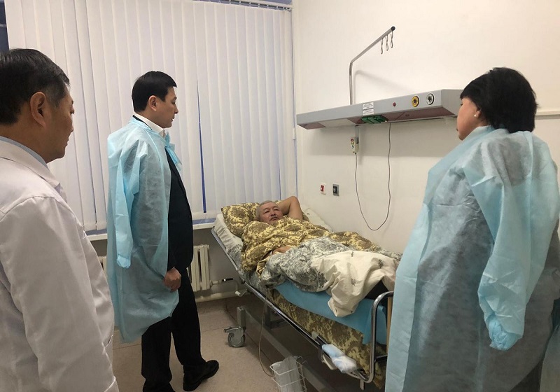 Алтай Кульгинов посетил в больнице водителя коммунальной техники, который получил травму   
